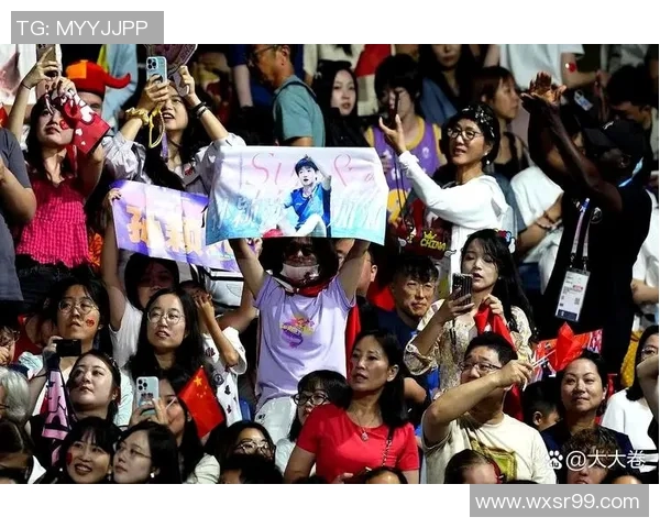 球迷为庆祝胜利免费发奶茶，街头排长龙